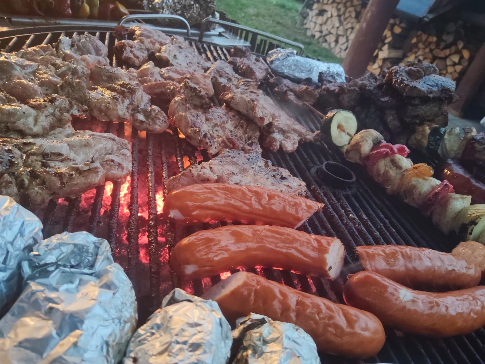 Obsługa gości przy stoisku gastronomicznym