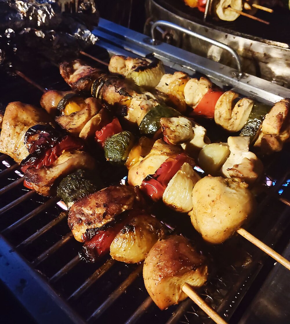 Szaszłyki z warzywami grillowane na ruszcie podczas festynu