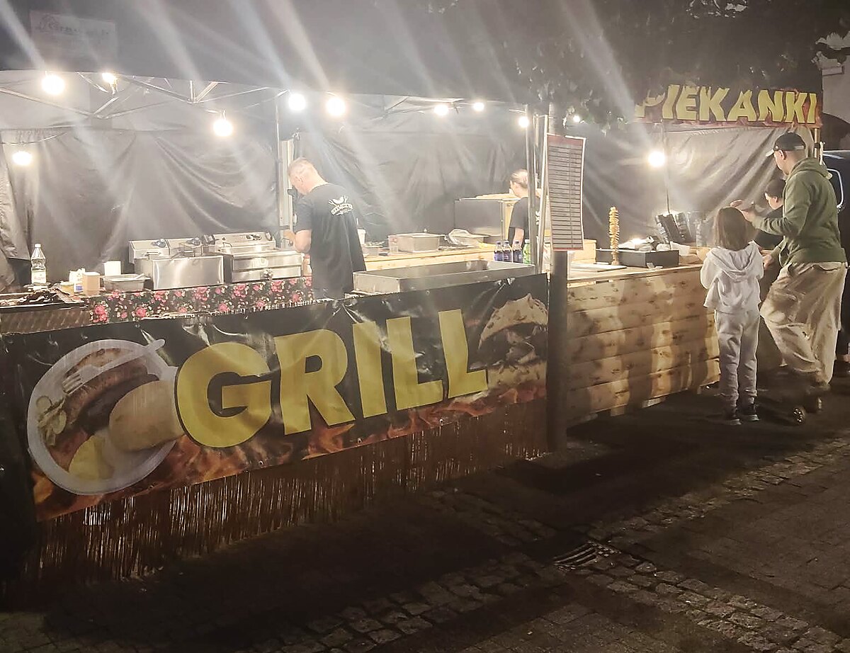 Stoisko grillowe Szewczyk Grill z bannerem GRILL na festynie miejskim